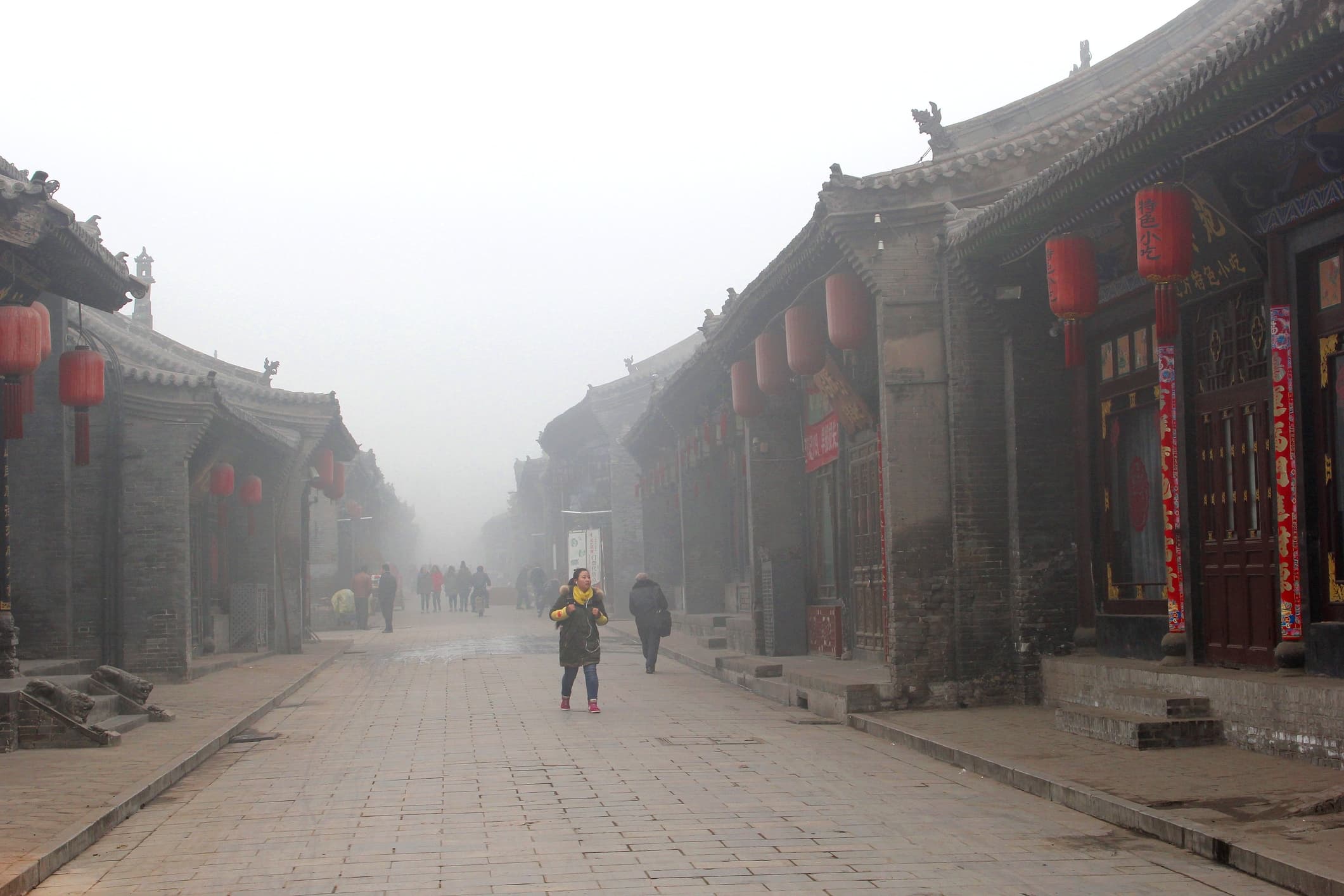 A photo of a Chinese village under heavy air pollution.