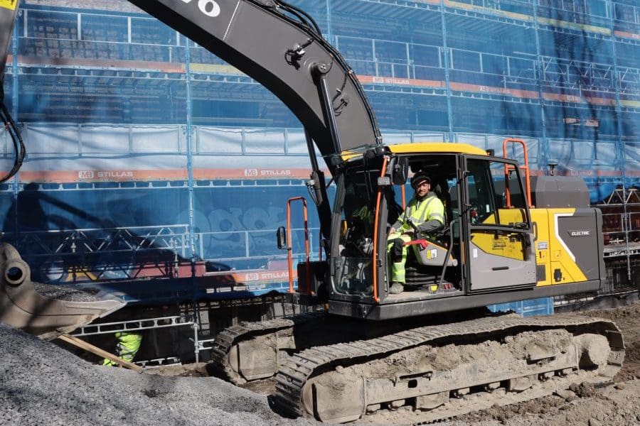 A photo of an electric excavator in use in Oslo.