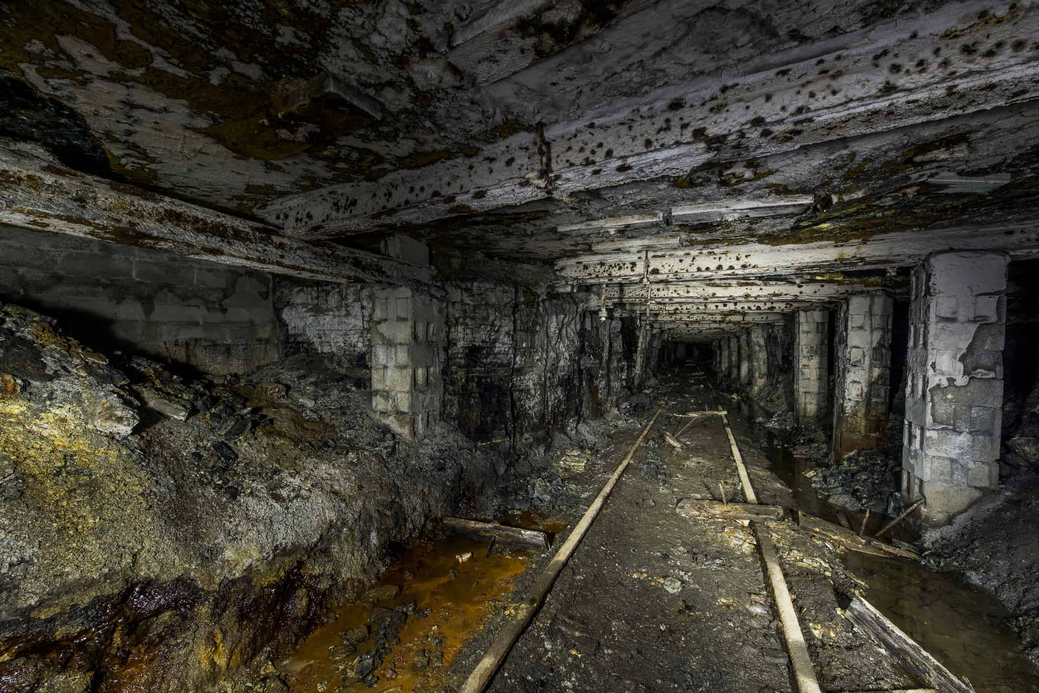 A photo of an abandoned coal mine, which could be used to store heat energy.